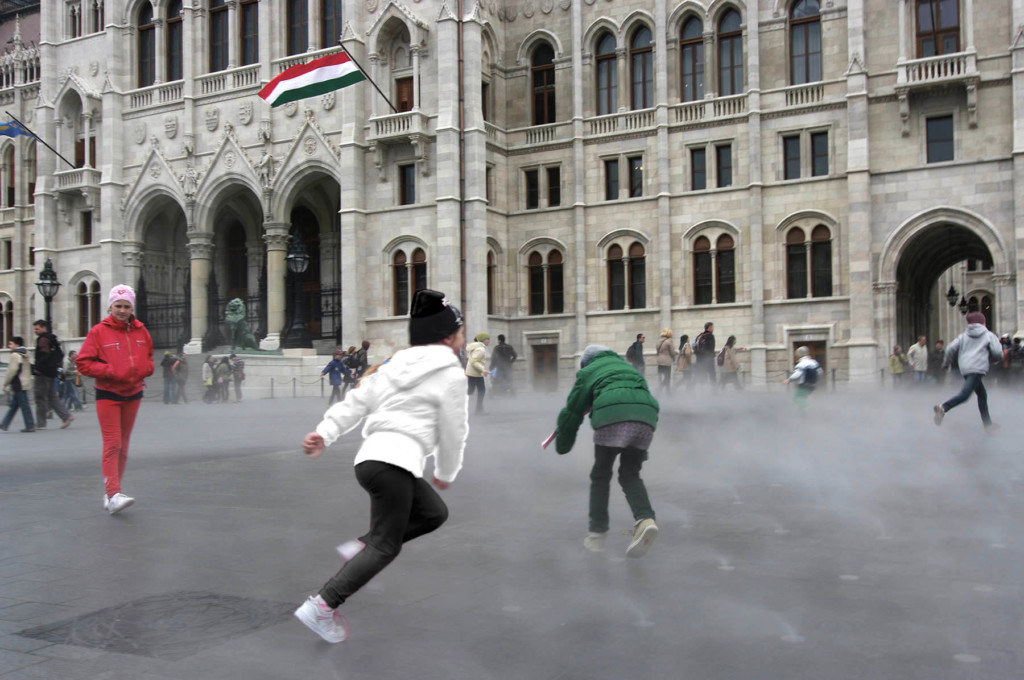 Alain Carayol ” Place du parlement, Budapest” (Photographie. Impression jet d’encre sur Hahnemühle Matt 200g/m²)