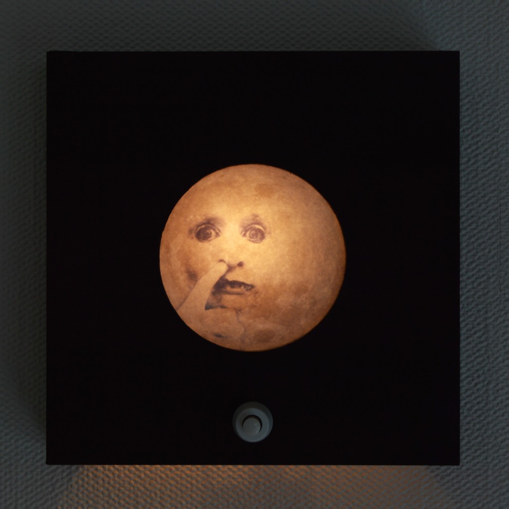 Agnès Hardy “Lune 2” (photo et assemblage lumineux)